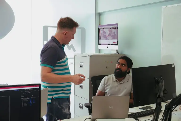 Two team members discussing a project in the Resknow office
